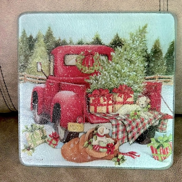 🎄 8” x 8” RED TRUCK & DOGS CHRISTMAS TEMPERED GLASS TRIVET IN ORIGINAL BOX - Picture 1 of 2